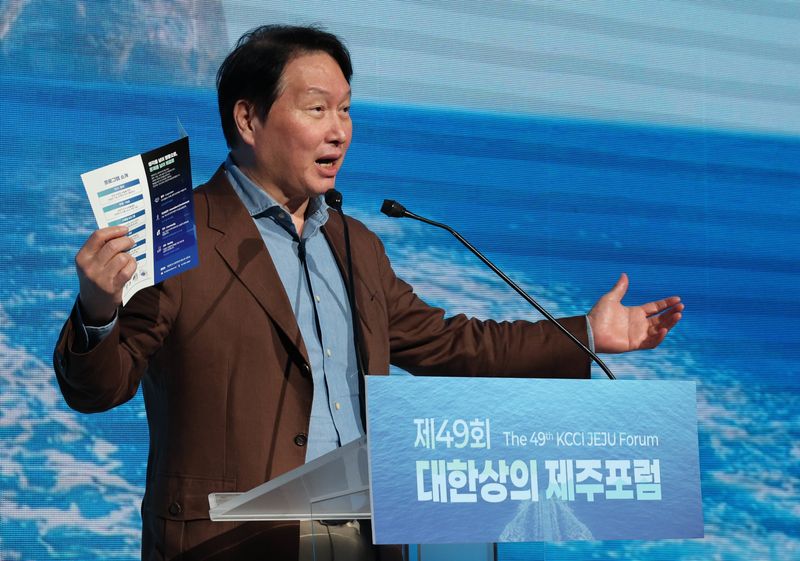 최태원 SK그룹 회장이 지난달 18일 제주 서귀포시 신라호텔에서 열린 ‘제49회 대한상의 제주포럼’에서 폐회사를 하고 있다. 뉴스1 제공