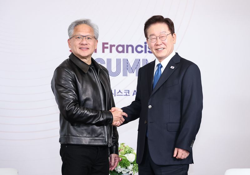 이재명 대통령이 24일(현지시간) 미국 샌프란시스코 한 호텔에서 젠슨 황 엔비디아 CEO와 면담에 앞서 인사를 나누고 있다. 2026.7.25 ⓒ 뉴스1 허경 기자