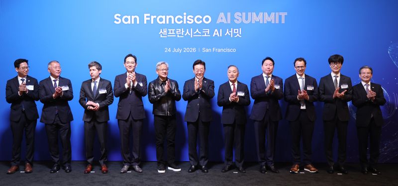 이재명 대통령이 24일(현지시간) 미국 샌프란시스코 미드웨이에서 열린 AI 서밋에서 한·미 기업인들과 함께 기념촬영을 하고 있다. 2026.7.25 ⓒ 뉴스1 허경 기자