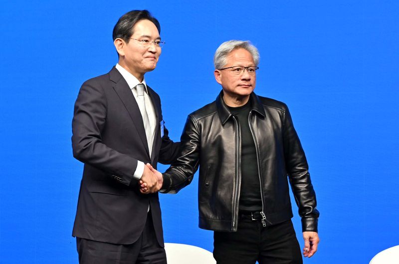 이재용 삼성전자 회장과 젠슨 황 엔비디아 최고경영자가 지난달 24일(현지시간) 미국 샌프란시스코 더 미드웨이에서 이재명 대통령이 참석한 '샌프란시스코 AI 서밋'에서 악수하고 있다. 연합뉴스