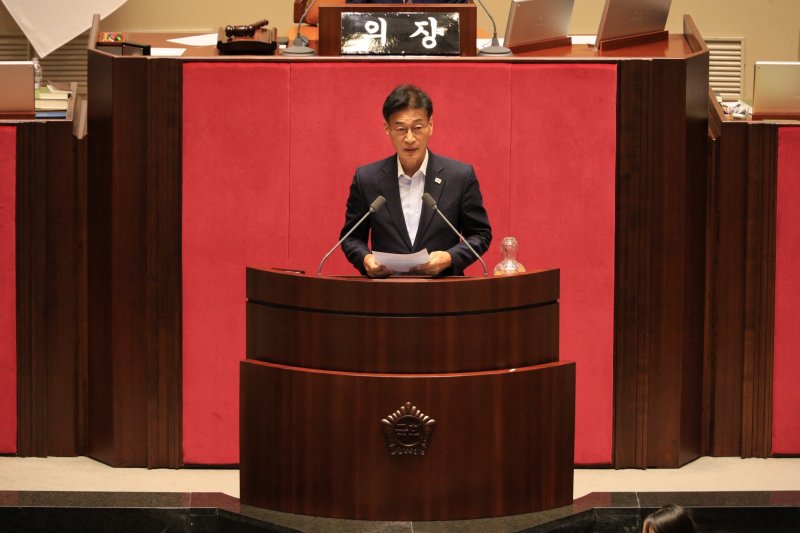 문대림 더불어민주당 국회의원이 23일 국회 본회의에서 양식산업발전법 일부개정법률안의 제안 취지를 설명하고 있다. 개정안은 전력 사용량이 많은 양식어가의 에너지 비용을 낮추고 수산업 분야의 온실가스 감축을 지원하는 근거를 담았다. /사진=문대림 의원실 제공