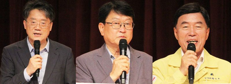 [대전=뉴시스] 최영민 기자=25일 대전광역시 가오동 동구청 대강당에서 열린 제13회 대전생활체조경연대회 개막식에 (왼쪽부터)지영한 대전광역시 정무경제과학부시장과 오석진 교육감, 황인호 동구청장이 참석해 축하인사를 전했다. 2026.07.25 ymchoi@newsis.com *재판매 및 DB 금지