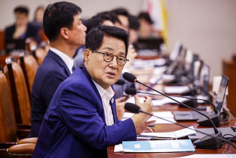 [서울=뉴시스] 정병혁 기자 = 박지원 더불어민주당 의원이 15일 서울 여의도 국회에서 열린 법제사법위원회 전체회의에서 노경필 신임 법원행정처장에게 질문하고 있다. 2026.07.15. jhope@newsis.com