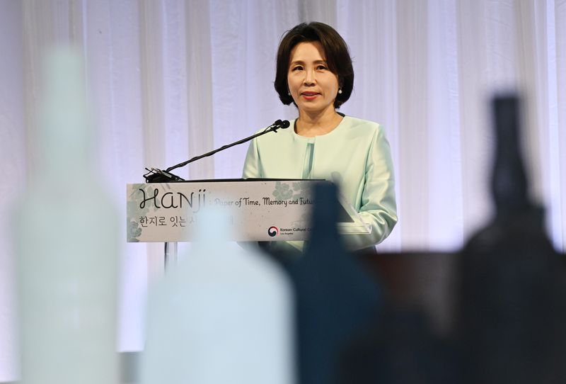 [샌프란시스코=뉴시스] 김진아 기자 = 김혜경 여사가 24일 (현지 시간) 미국 샌프란시스코 더 펄(The Pearl)에서 열린 한지 전시행사에서 발언을 하고 있다. 2026.07.25. bluesoda@newsis.com