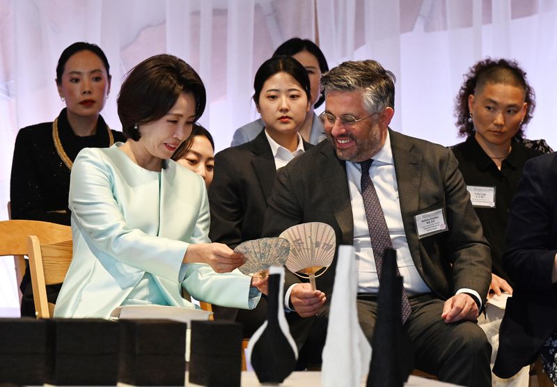 [샌프란시스코=뉴시스] 김진아 기자 = 김혜경 여사가 24일 (현지 시간) 미국 샌프란시스코 더 펄(The Pearl)에서 열린 한지 전시행사에 참석해 매튜 고두(오른쪽) 샌프란시스코시 의전국장과 자신의 이름이 새겨진 부채 선물을 살펴보고 있다. 2026.07.25. bluesoda@newsis.com