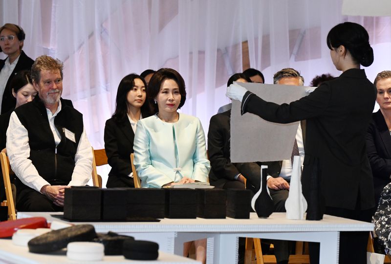 [샌프란시스코=뉴시스] 김진아 기자 = 김혜경 여사가 24일 (현지 시간) 미국 샌프란시스코 더 펄(The Pearl)에서 열린 한지 전시행사에 참석해 한지를 감상하고 있다. 2026.07.25. bluesoda@newsis.com