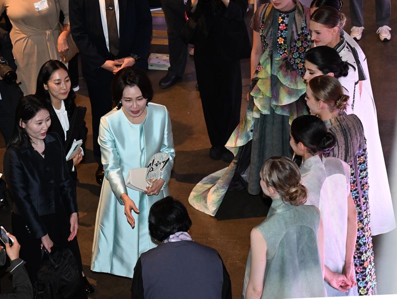 [샌프란시스코=뉴시스] 김진아 기자 = 김혜경 여사가 24일 (현지 시간) 미국 샌프란시스코 더 펄(The Pearl)에서 열린 한지 전시행사에서 한지 패션쇼를 관람하고 관계자들을 격려하고 있다. 2026.07.25. bluesoda@newsis.com