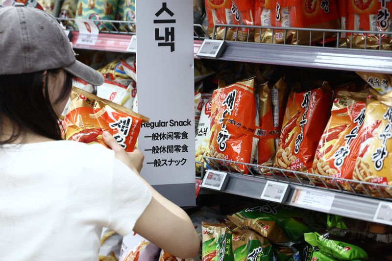 [서울=뉴시스] 고승민 기자 = 농심이 내달부터 주요 용기라면과 스낵제품 출고가격을 각각 평균 6%, 5.5% 올린다고 밝힌 24일 서울의 한 대형마트에 새우깡 등 농심 과자 제품이 진열돼 있다. 2026.07.24. kkssmm99@newsis.com