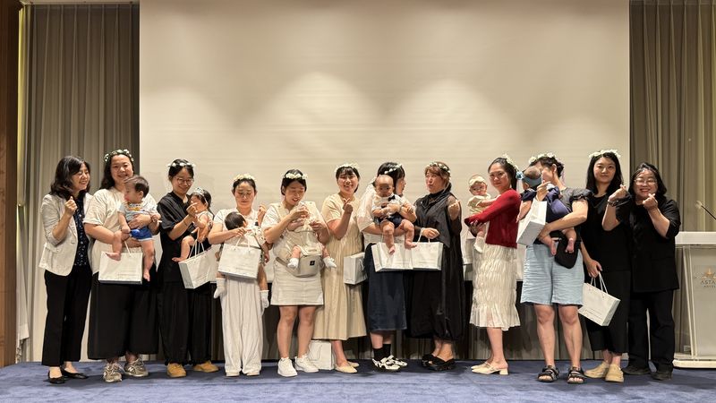 ‘베이비 왓수다’에 참여한 부모와 영아들이 출산·육아 응원 프로그램을 마친 뒤 기념촬영하고 있다. 제주도와 제주가족친화지원센터는 부모들이 육아 경험을 나누고 공동체 돌봄 관계를 형성하도록 수눌음돌봄공동체를 지원하고 있다. /사진=제주특별자치도 제공