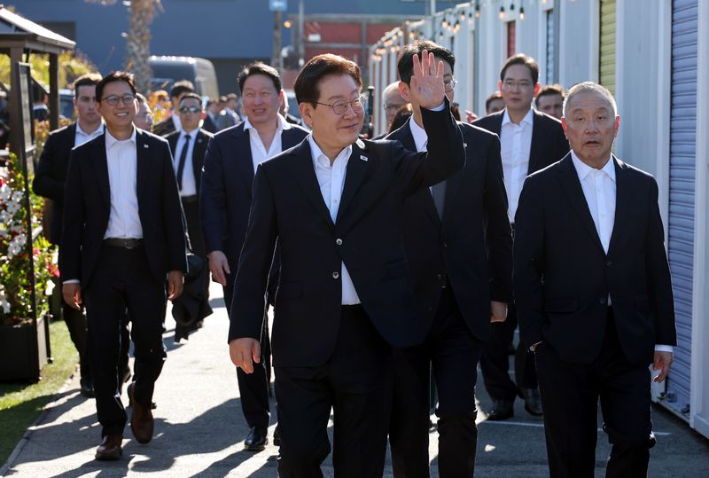[샌프란시스코=뉴시스] 김진아 기자 = 이재명 대통령이 24일(현지 시간) 미국 샌프란시스코 더 램프 레스토랑에서 열린 글로벌 AI 리더 만찬에 참석하며 손 인사를 하고 있다. 2026.07.25. bluesoda@newsis.com