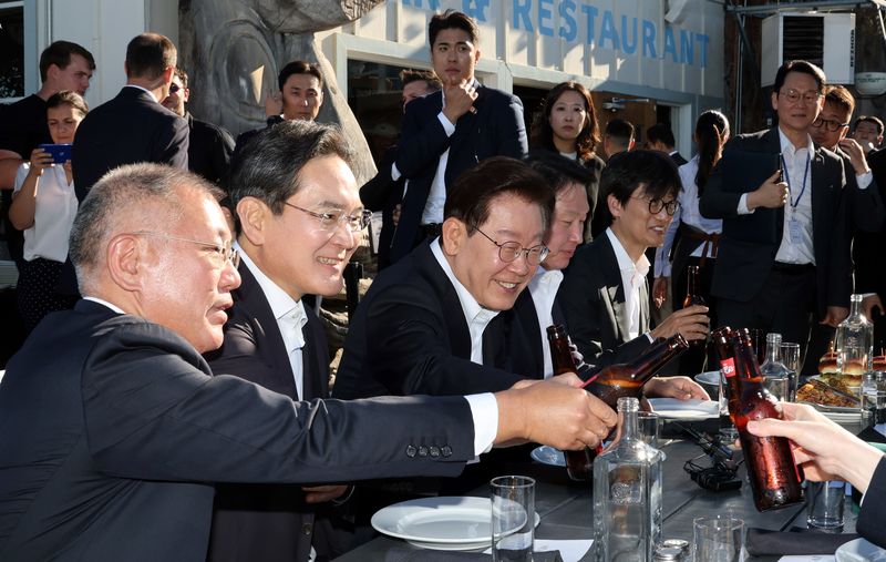 [샌프란시스코=뉴시스] 김진아 기자 = 이재명 대통령이 24일(현지 시간) 미국 샌프란시스코 더 램프 레스토랑에서 열린 글로벌 AI 리더 만찬에서 참석자들과 건배를 하고 있다. 왼쪽부터 정의선 현대차그룹 회장, 이재용 삼성전자 회장, 이 대통령, 최태원 SK그룹 회장, 이해진 네이버 이사회 의장. 2026.07.25. bluesoda@newsis.com