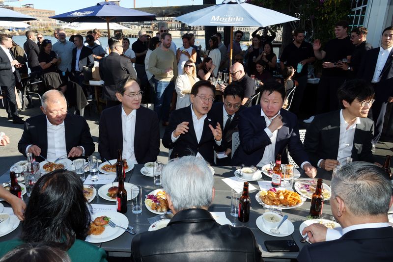 [샌프란시스코=뉴시스] 김진아 기자 = 이재명 대통령이 24일(현지 시간) 미국 샌프란시스코 더 램프 레스토랑에서 열린 글로벌 AI 리더 만찬에서 참석자들과 대화를 하고 있다.왼쪽부터 시계방향으로 정의선 현대차그룹 회장, 이재용 삼성전자 회장, 이 대통령, 최태원 SK그룹 회장, 이해진 네이버 이사회의장, 혹 탄 브로드컴 CEO, 젠슨 황 엔비디아 CEO, 라니 보르카르 마이크로소프트 애저 하드웨어 사장. 2026.07.25. bluesoda@newsis.com