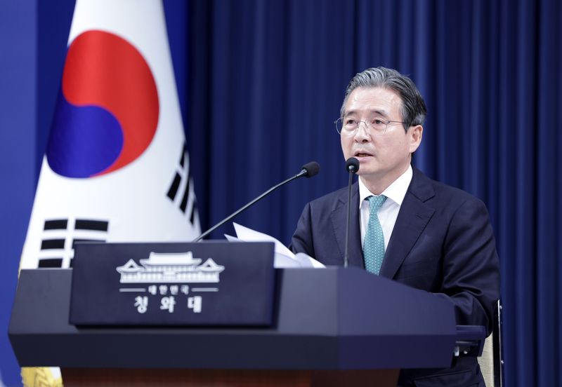 [서울=뉴시스] 김진아 기자 = 김용범 정책실장이 22일 청와대 춘추관에서 이재명 대통령의 7월 미국 및 남미 순방 관련 사전 브리핑을 하고 있다. 2026.07.22. bluesoda@newsis.com
