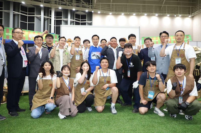 위성곤 제주특별자치도지사와 강승진 제주농업농촌진흥원 이사장, 박람회 관계자들이 제주국제컨벤션센터에 마련된 청년농업인 전시관에서 참가자들과 기념촬영하고 있다. 푸파페 제주는 청년농업인과 로컬기업의 판로 확대와 농촌융복합산업의 디지털 전환을 지원한다. /사진=제주특별자치도 제공