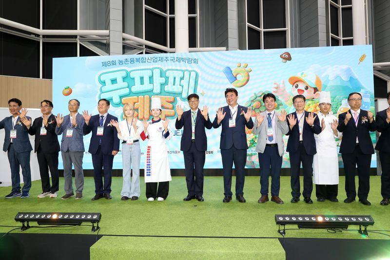 박천수 제주특별자치도 행정부지사와 김승준 제주특별자치도의회 부의장, 강충룡 제주도의회 농수축경제위원장, 박호형 제주도의원, 전한영 농림축산식품부 농촌정책국장, 강승진 제주농업농촌진흥원 이사장, 농업·유통 관계자들이 23일 제주국제컨벤션센터 제2센터에서 열린 제8회 농촌융복합산업 제주국제박람회 ‘2026 푸파페 제주’ 개막식에서 기념촬영하고 있다. 올해 행사에는 기업·기관 130여곳이 참여해 120여개 부스를 운영한다. /사진=제주특별자치도 제공