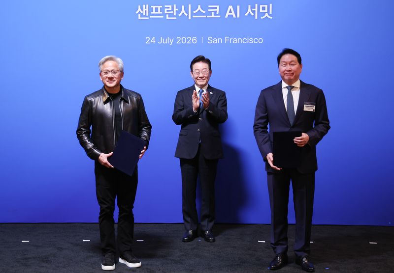[샌프란시스코=뉴시스] 김진아 기자 = 이재명 대통령이 24일(현지 시간) 미국 샌프란시스코 더 미드웨이에서 열린 샌프란시스코 AI 서밋에서 최태원 SK 회장과 젠슨 황 엔비디아 CEO의 '전략적 AI 팩토리 및 반도체 협력 MOU(업무협약)' 체결을 지켜보고 있다. 2026.07.25. bluesoda@newsis.com