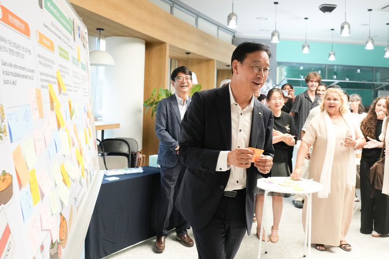 위성곤 제주특별자치도지사가 24일 제주웰컴센터에서 프랑스 배움여행단 참가자들과 제주 문화 체험 소감을 나누고 있다. 제주도는 이번 프로그램의 운영 경험을 바탕으로 국가별 맞춤형 장기 체류 관광상품을 확대할 계획이다. /사진=제주특별자치도 제공