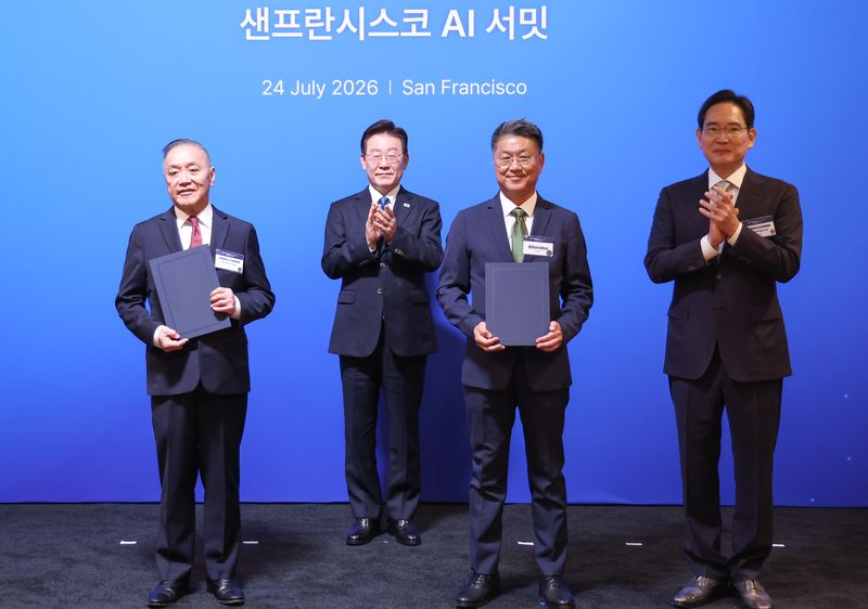 [샌프란시스코=뉴시스] 김진아 기자 = 이재명 대통령과 이재용 삼성전자 회장이 24일(현지 시간) 미국 샌프란시스코 더 미드웨이에서 열린 샌프란시스코 AI 서밋에서 한진만(오른쪽 두번째) 삼성전자 파운드리 사장과 혹 탄 브로드컴 CEO의 '첨단 반도체 기술 분야 전략적 파트너십 업무협약(MOU)' 체결을 지켜보고 있다. 2026.07.25. bluesoda@newsis.com