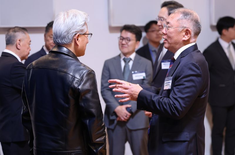 정의선 현대차그룹 회장과 젠슨 황 엔비디아 CEO가 24일(현지 시간) 미국 샌프란시스코 더 미드웨이에서 열린 샌프란시스코 AI 서밋에 앞서 대화를 하고 있다. 사진=뉴시스