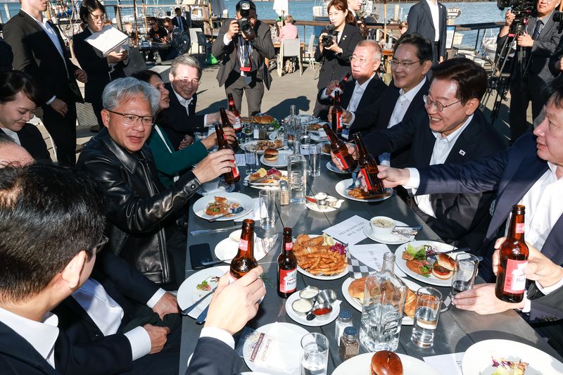 이재명 대통령이 24일(현지시간) 미국 샌프란시스코 더 램프 레스토랑에서 열린 글로벌 AI리더 만찬에서 참석자들과 건배를 하고 있다. 이날 만찬에는 젠슨 황 엔비디아 CEO, 다리오 아모데이 앤트로픽 CEO, 혹 탄 브로드컴 사장 겸 CEO, 샘 올트먼 오픈AI CEO, 이재용 삼성전자 회장, 이해진 네이버 이사회 의장, 최태원 SK그룹 회장, 정의선 현대차그룹 회장 등이 참석했다. 2026.7.25 ⓒ 뉴스1 허경 기자