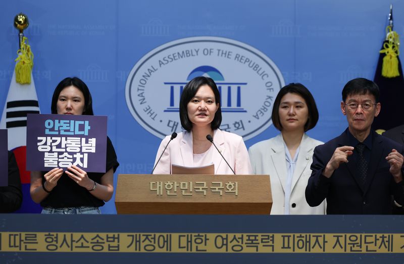 [서울=뉴시스] 김근수 기자 = 김남희 국회 법제사법위원회 소속 더불어민주당 의원이 13일 오전 서울 여의도 국회 소통관에서 ‘검찰개혁’에 따른 형사소송법 개정에 대한 여성폭력 피해자 지원단체 기자회견을 하고 있다. 2026.07.13. ks@newsis.com