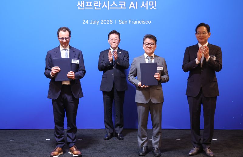 이준희 삼성 SDS 사장과 다리오 아모데이 앤트로픽 최고경영자가 24일(현지시간) 이재명 대통령이 임석한 가운데 미국 샌프란시스코 더 미드웨이에서 열린 AI 서밋에 앞서 전략적 파트너십 협약(SPA)을 체결한 뒤 기념 촬영을 하고 있다. 오른쪽은 이재용 삼성전자 회장. 2026.7.25 ⓒ 뉴스1 허경 기자