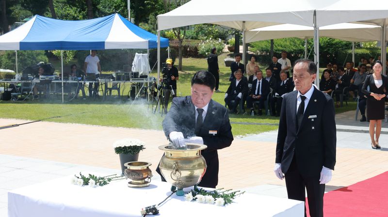 [영동=뉴시스] 정영철(사진 왼쪽) 충북 영동군수와 김오봉 영동군의회 의장이 25일 '2026년 76주기 노근리사건희생자 합동추모식'에 참석해 분향하고 있다. 노근리사건희생자유족회가 노근리평화공원 위령탑 일원에서 진행한 추모식에 정부·지자체 공무원, 기관·사회단체장, 주민들이 참석해 희생자의 넋을 위로했다. (사진=영동군 제공) 2026.07.25. photo@newsis.com *재판매 및 DB 금지