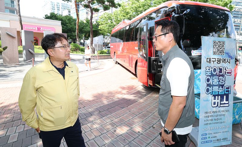 김광용 행정안전부 재난안전관리본부장이 25일 대구광역시 북구 침산네거리에 배치된 이동형 무더위쉼터 버스를 찾아 폭염 대응 운영현황을 점검하고 있다. 행정안전부 제공