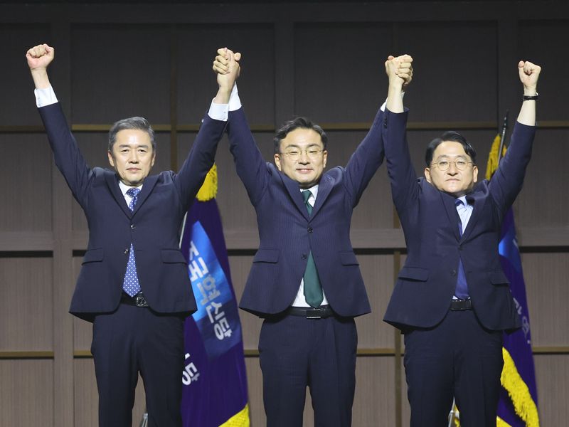 조국혁신당 신임 당대표로 선출된 신장식 의원(가운데)과 신임 최고위원으로 당선된 황현선, 차규근 최고위원이 25일 오후 경기 수원시 수원컨벤션센터에서 열린 2026 전국당원대회에서 두손을 번쩍 들어올리고 있다. 2026.7.25 ⓒ 뉴스1 황기선 기자