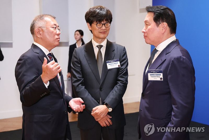 대화하는 최태원-이해진-정의선 (출처=연합뉴스)