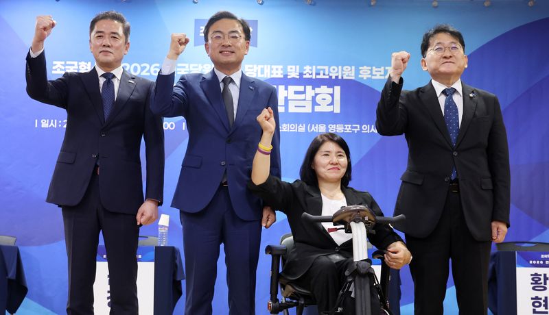 신장식 조국혁신당 대표 후보가 19일 오후 서울 여의도 국회 의원회관에서 열린 '당대표 및 최고위원 후보자 수도권·강원 경청 간담회'에서 최고위원 후보들과 파이팅을 외치고 있다. 2026.7.19 ⓒ 뉴스1 황기선 기자