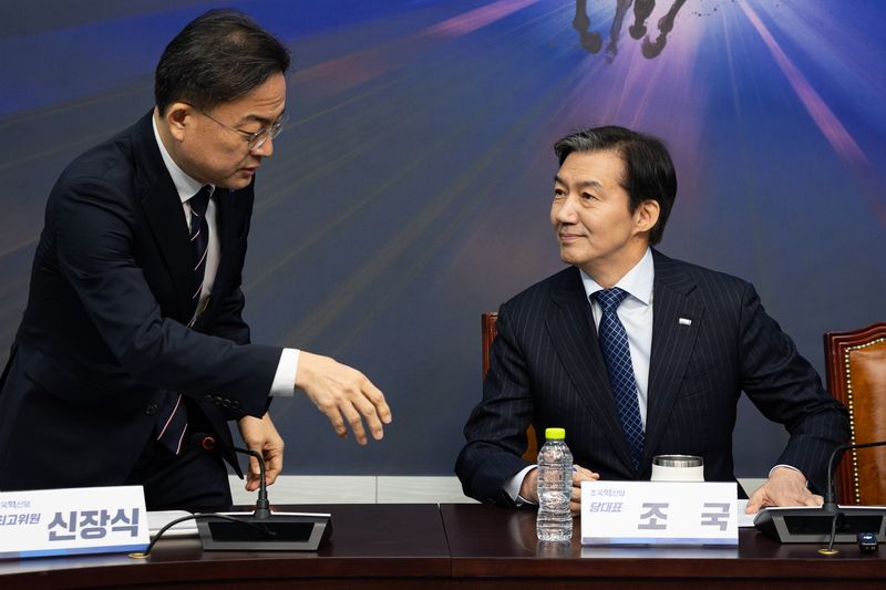 조국 조국혁신당 대표가 8일 서울 여의도 국회에서 열린 더불어민주당과의 합당 관련 기자회견에서 신장식 최고위원과 대화하고 있다. 2026.2.8 ⓒ 뉴스1 유승관 기자