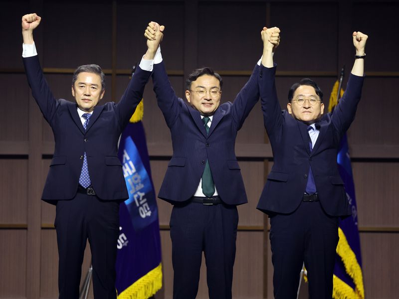 조국혁신당 신임 당대표로 선출된 신장식 의원이 25일 오후 경기 수원시 수원컨벤션센터에서 열린 2026 전국당원대회에서 최고위원으로 당선된 황현선, 차규근 최고위원과 함께 두손을 들어올리고 있다. 2026.7.25 ⓒ 뉴스1 황기선 기자