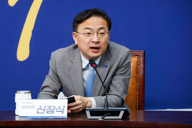 신장식 조국혁신당 의원이 16일 서울 여의도 국회에서 열린 현안 관련 기자간담회에서 취재진 질의에 답하고 있다. 2025.3.16 ⓒ 뉴스1 안은나 기자