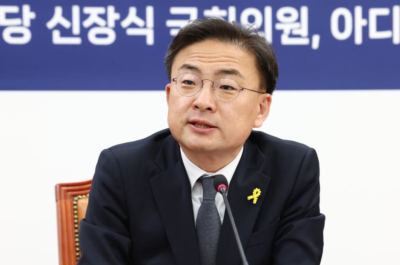 신장식 조국혁신당 의원이 16일 오전 서울 여의도 국회에서 열린 을지로위원회 '아디다스 코리아·점주협의회 상생협약식'에서 발언하고 있다. 2025.4.16 ⓒ 뉴스1 김민지 기자