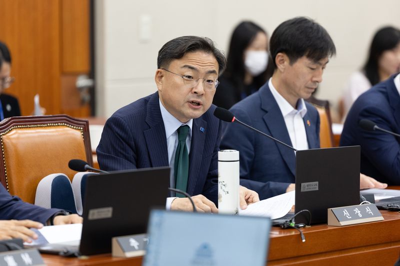 29일 서울 여의도 국회에서 열린 제429회국회(정기회) 정무위원회 제4차 전체회의에서 신장식 조국혁신당 의원이 의사진행 발언하고 있다. 2025.9.29 ⓒ 뉴스1 이승배 기자