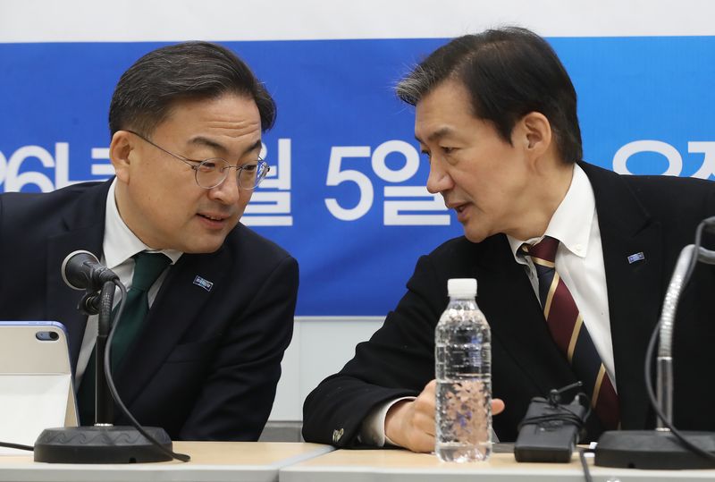 조국 조국혁신당 대표가 5일 부산 동구 부산항국제전시컨벤션센터에서 열린 현장 최고위원회의에서 신장식 최고위원과 대화하고 있다. 2026.2.5 ⓒ 뉴스1 윤일지 기자