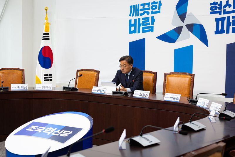 신장식 조국혁신당 대표 권한대행이 5일 서울 여의도 국회에서 열린 파란개비선대위 해단식을 마친 후 자리에 앉아 있다. 2026.6.5 ⓒ 뉴스1 유승관 기자