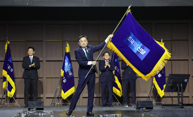 [수원=뉴시스] 고범준 기자 = 조국혁신당 신임 당 대표로 선출된 신장식 의원이 25일 경기 수원컨벤션센터에서 열린 조국혁신당 2026 전국당원대회에서 당기를 흔들고 있다. 2026.07.25. bjko@newsis.com