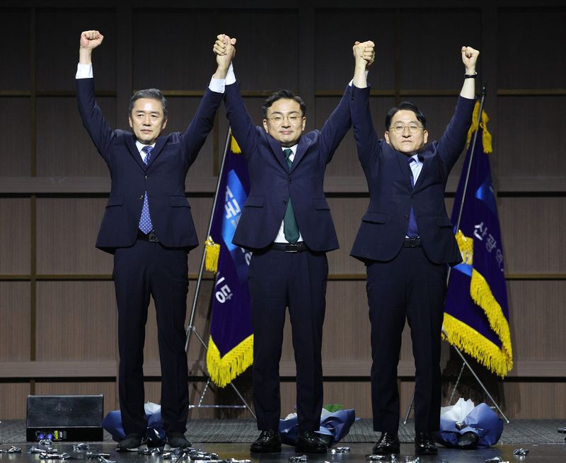[수원=뉴시스] 고범준 기자 = 조국혁신당 신임 당 대표로 선출된 신장식(가운데) 의원이 25일 경기 수원컨벤션센터에서 열린 조국혁신당 2026 전국당원대회에서 최고위원으로 선출된 황현선 전 사무총장, 차규근 의원과 기념촬영을 하고 있다. 2026.07.25. bjko@newsis.com