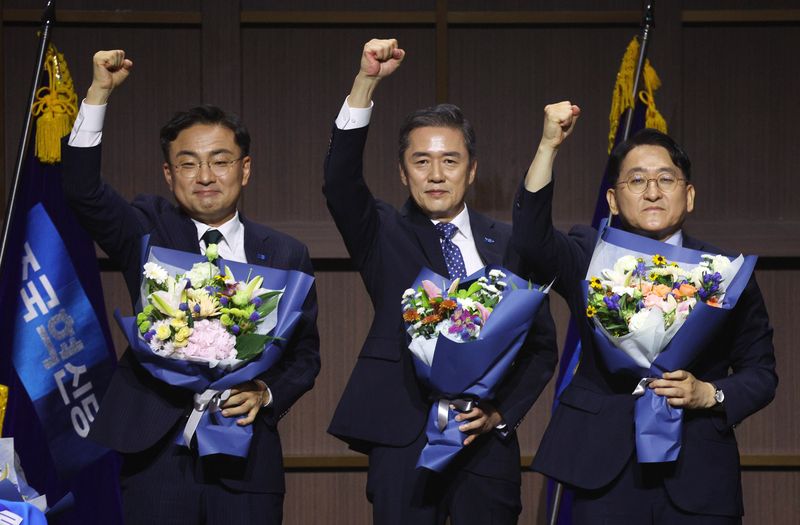 [수원=뉴시스] 고범준 기자 = 조국혁신당 신임 당 대표로 선출된 신장식(왼쪽) 의원이 25일 경기 수원컨벤션센터에서 열린 조국혁신당 2026 전국당원대회에서 최고위원으로 선출된 황현선 전 사무총장, 차규근 의원과 기념촬영을 하고 있다. 2026.07.25. bjko@newsis.com