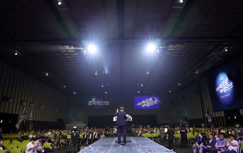 [수원=뉴시스] 고범준 기자 = 조국혁신당 신임 당 대표로 선출된 신장식 의원이 25일 경기 수원컨벤션센터에서 열린 조국혁신당 2026 전국당원대회에서 당선 소감을 말하고 있다. 2026.07.25. bjko@newsis.com