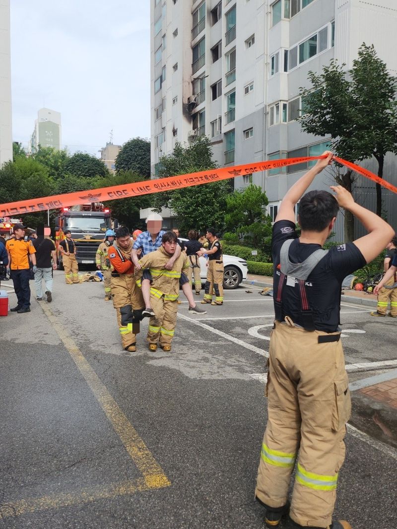 피해자 구조 (출처=연합뉴스)
