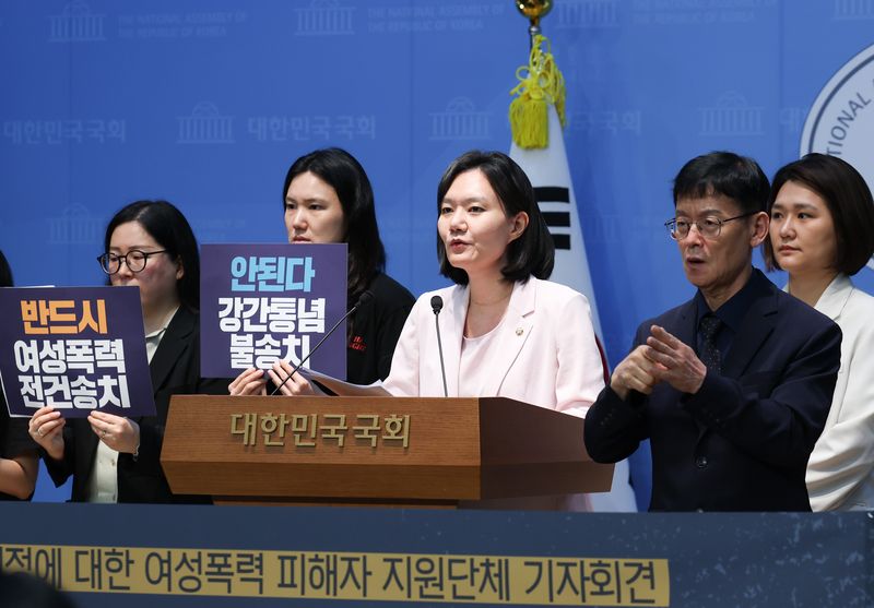 [서울=뉴시스] 김근수 기자 = 김남희 국회 법제사법위원회 소속 더불어민주당 의원이 13일 오전 서울 여의도 국회 소통관에서 ‘검찰개혁’에 따른 형사소송법 개정에 대한 여성폭력 피해자 지원단체 기자회견을 하고 있다. 2026.07.13. ks@newsis.com