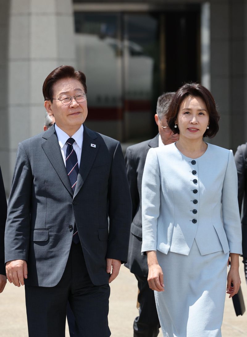 [성남=뉴시스] 김진아 기자 = AI서밋 참석차 샌프란시스코를 방문하는 이재명 대통령과 김혜경 여사가 24일 경기 성남 서울공항에서 공군 1호기로 향하고 있다. 2026.07.24. bluesoda@newsis.com