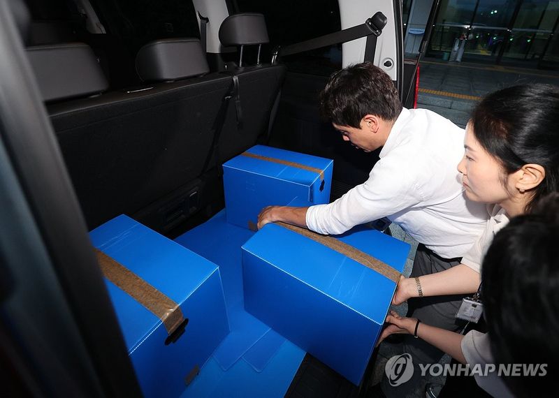 중앙선관위 압수수색 마친 합수본 (출처=연합뉴스)