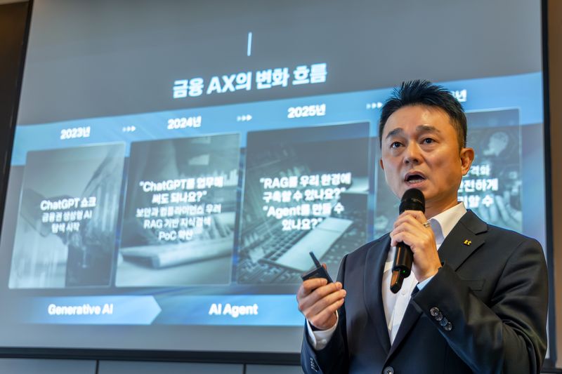 [서울=뉴시스]김영민 KT AX사업부문 AX엔지니어링본부장(상무)이 지난 24일 서울 종로구 포시즌스호텔에서 진행된 KT 금융 AX(AI 전환) 브리핑에서 발언하고 있다. (사진=KT 제공)