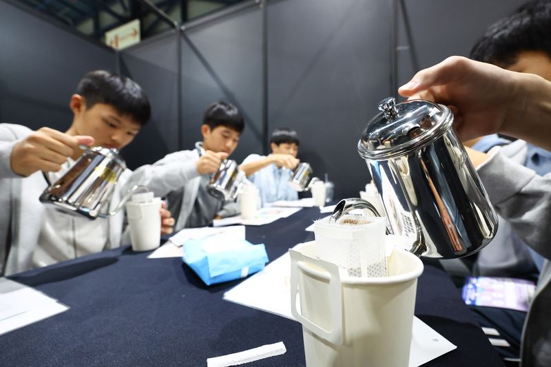 [서울=뉴시스] 황준선 기자 = 지난해 10월 22일 서울 강남구 세텍(SETEC)에서 열린 강남구 청소년을 위한 미래 기술·진로 체험 행사 2025 강남 디지털 DNA페스티벌을 찾은 청소년들이 바리스타 체험을 하고 있다. 2025.10.22. hwang@newsis.com