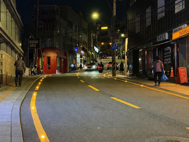 [서울=뉴시스] 경리단길 솔라표지병 설치 사진. (사진=용산구 제공) 2026.07.26. photo@newsis.com *재판매 및 DB 금지
