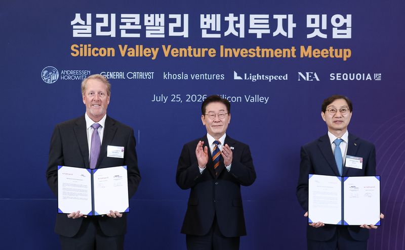 김성주 국민연금공단 이사장과 배리 에거스 라이트스피드 벤처 공동창업자가 25일(현지시간) 미국 샌프란시스코 한 호텔에서 열린 실리콘밸리 벤처투자 밋업에서 이재명 대통령이 임석한 가운데 국민연금공단-실리콘밸리 유력 VC에 관한 MOU를 체결한 후 기념촬영을 하고 있다. 2026.7.26 ⓒ 뉴스1 허경 기자